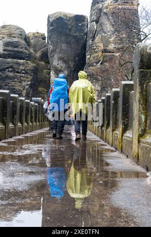 Persone sotto la pioggia sul ponte Bastei Foto Stock