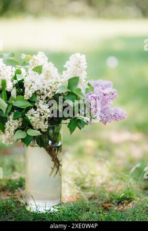 Eleganti decorazioni nuziali realizzate con fiori naturali Foto Stock