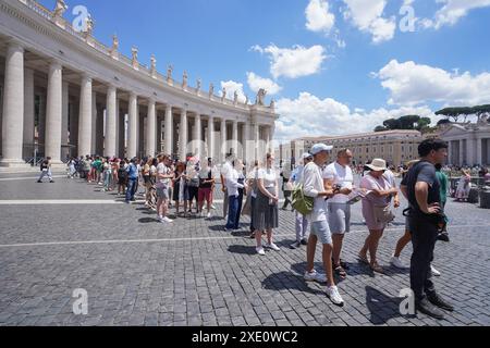 Roma, Italia. 25 giugno 2024. I turisti del Vaticano fanno la fila nel caldo soffocante per entrare nella basilica di San Pietro quando le temperature raggiungono i 33 °C nella capitale romana. Crediti: Amer Ghazzal/Alamy Live News Foto Stock