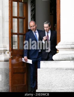 Tanaiste Micheal Martin (a sinistra) e il Taoiseach Simon Harris prima dell'annuncio agli edifici governativi di Dublino, che il ministro delle Finanze Michael McGrath sarà nominato prossimo Commissario europeo dell'Irlanda. Data foto: Martedì 25 giugno 2024. Foto Stock