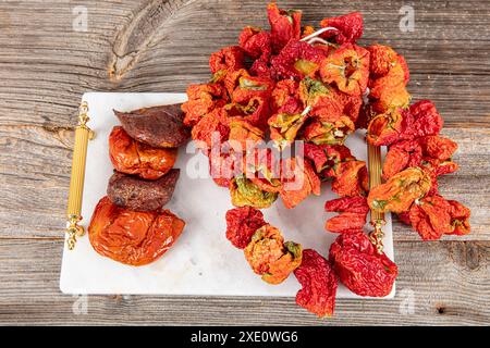 Peperone rosso essiccato. Raccolta autunnale di pepe dolce in tacchino. Peperoni secchi appesi in un primo piano di un tradizionale mercato alimentare turco. sbarra di cibo Foto Stock