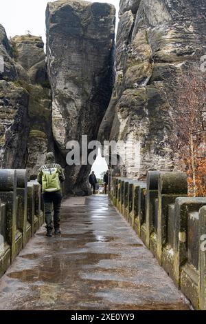 Persone sotto la pioggia sul ponte Bastei 2 Foto Stock