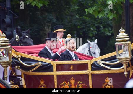 Londra, Regno Unito. 25 giugno 2024. RE CARLO III e L'IMPERATORE NARUHITO viaggiano in una carrozza reale sul Mall verso Buckingham Palace mentre l'Imperatore Naruhito e l'Imperatrice Masako del Giappone iniziano la loro visita di stato di tre giorni nel Regno Unito. Crediti: Vuk Valcic/Alamy Live News Foto Stock