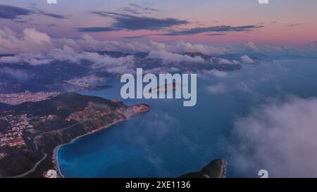 Mare Adriatico con montagne in Montenegro Foto Stock