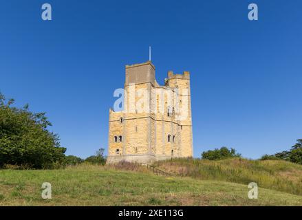 Esterno del castello di Orford in una giornata di sole. Orford, Suffolk. REGNO UNITO Foto Stock