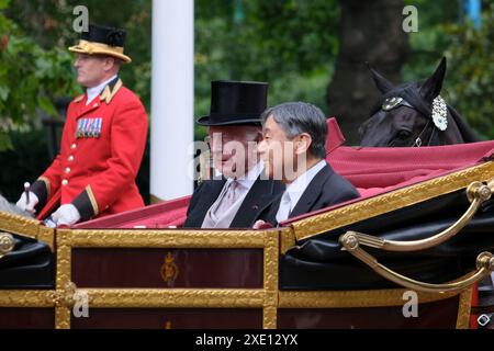 Londra, Regno Unito, 25 giugno 2024. Re Carlo III e l'Imperatore Naruhito cavalcano insieme in una processione in carrozza sul Mall fino a Buckingham Palace, dopo una cerimonia di benvenuto in Horse Guards Parade il primo di una visita di stato di tre giorni da parte dell'Imperatore e Imperatrice del Giappone. Credito: Fotografia dell'undicesima ora/Alamy Live News Foto Stock