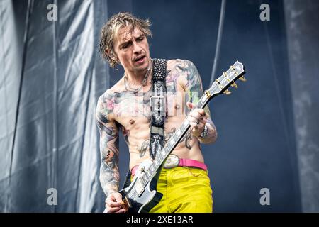 Solvesborg, Svezia. 8 giugno 2024. La rock band britannica The Darkness esegue un concerto dal vivo durante il festival musicale svedese Sweden Rock Festival 2024 a Solvesborg. Qui il cantante e chitarrista Justin Hawkins viene visto dal vivo sul palco. Foto Stock