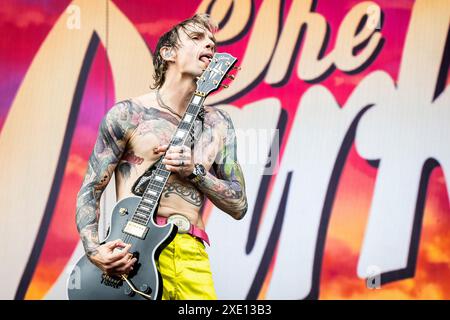 Solvesborg, Svezia. 8 giugno 2024. La rock band britannica The Darkness esegue un concerto dal vivo durante il festival musicale svedese Sweden Rock Festival 2024 a Solvesborg. Qui il cantante e chitarrista Justin Hawkins viene visto dal vivo sul palco. Foto Stock