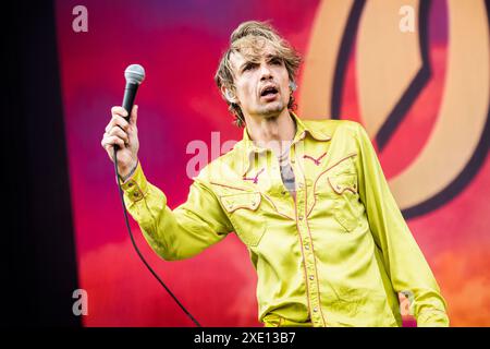 Solvesborg, Svezia. 8 giugno 2024. La rock band britannica The Darkness esegue un concerto dal vivo durante il festival musicale svedese Sweden Rock Festival 2024 a Solvesborg. Qui il cantante e chitarrista Justin Hawkins viene visto dal vivo sul palco. Foto Stock