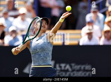 Eastbourne, East Sussex, Regno Unito. 25 giugno 2024. Rothesay International Eastbourne, giorno 2, Emma Raducanu (GBR) serve a Sloane Stephens (USA) donne singleCredit: Action Plus Sports Images/Alamy Live News Foto Stock