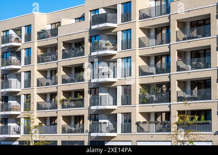 La facciata di un moderno edificio di appartamenti visto a Berlino, Germania Foto Stock