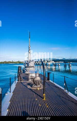 USA, HAWAII - 23 giugno 2022: Sottomarino USS Bowfin e Admiral Clarey Bridge, noto anche come Ford Island Bridge a Pearl Harbo Foto Stock