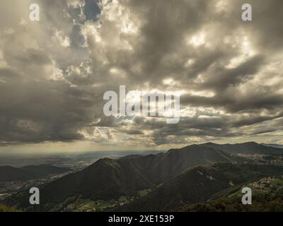 Copertura nuvolosa irregolare, disturbi, basse temperature sono visibili dallo skyline sopra la Pianura Padana. Foto Stock