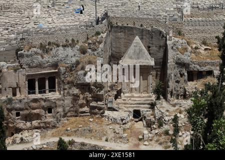 Tomba di Zaccaria e grotta sepolcrale della famiglia Bnei Heizir nel cimitero ebraico del Monte degli Ulivi, si pensa che risalga al i secolo a.C., in stile romano Foto Stock