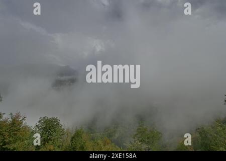 Copertura nuvolosa irregolare, disturbi, basse temperature sono visibili dallo skyline sopra la Pianura Padana. Foto Stock