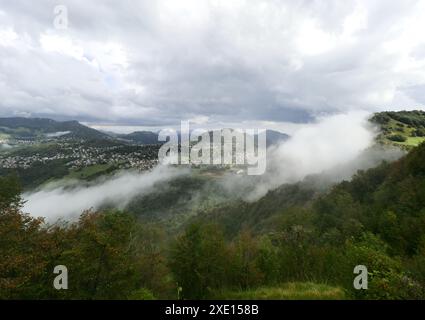 Copertura nuvolosa irregolare, disturbi, basse temperature sono visibili dallo skyline sopra la Pianura Padana. Foto Stock