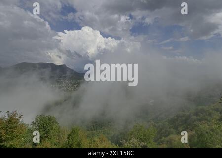 Copertura nuvolosa irregolare, disturbi, basse temperature sono visibili dallo skyline sopra la Pianura Padana. Foto Stock