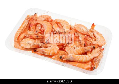 Piatto con gamberetti norvegesi appena bolliti in scatola isolata Foto Stock