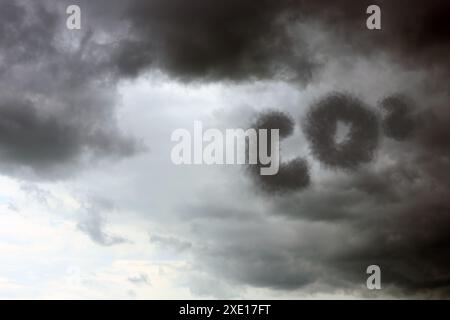 Cielo con formula chimica CO2 e nuvole. Emissioni di anidride carbonica Foto Stock