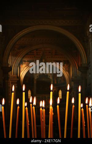 Molte candele della chiesa bruciano nel tempio, primo piano Foto Stock