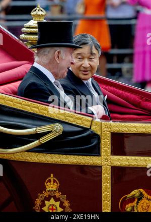 Il re della Gran Bretagna Carlo III e l'imperatore del Giappone Naruhito viaggiano in carrozza Landau del 1902 dopo il benvenuto cerimoniale alla Horse Guards Parade di Londra il 25 giugno 2024, il primo giorno della loro visita di Stato di tre giorni in Gran Bretagna foto: Albert Nieboer/Alamy Live News Foto Stock