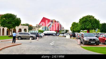 Doha, Qatar - 20 novembre. 2019. Parcheggio prima del Childrens Mall nel Katara Village Foto Stock