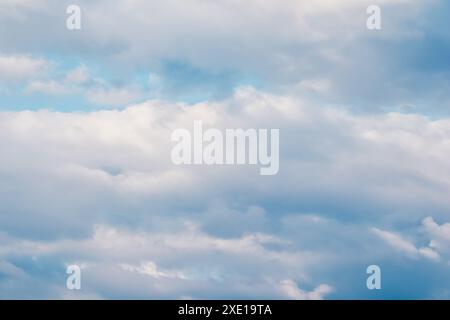Sullo sfondo di un cielo blu con nuvole bianche Foto Stock