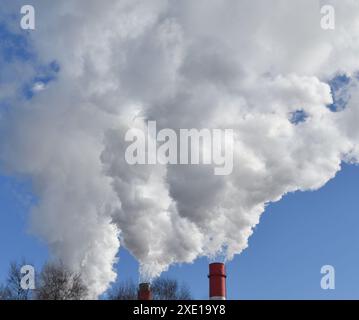 Fumo dai tubi CHP a Mosca, Russia Foto Stock