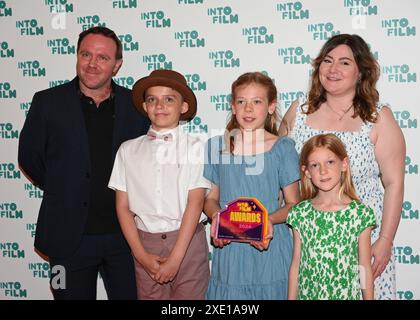 LONDRA, REGNO UNITO. 25 giugno 2024. Allievi della St Luke's CE Primary School, Rugby con il miglior film - 11 e Under Award per "Dyslexia and me" con i relatori Thomas McKenzie (L) e David Morrissey agli Into Film Awards 2024 all'Odeon Luxe Leicester Square il 25 giugno 2024 a Londra, Inghilterra. Credito: Vedi li/Picture Capital/Alamy Live News Foto Stock
