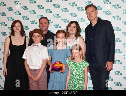 LONDRA, REGNO UNITO. 25 giugno 2024. Allievi della St Luke's CE Primary School, Rugby con il miglior film - 11 e Under Award per "Dyslexia and me" con i relatori Thomas McKenzie (L) e David Morrissey agli Into Film Awards 2024 all'Odeon Luxe Leicester Square il 25 giugno 2024 a Londra, Inghilterra. Credito: Vedi li/Picture Capital/Alamy Live News Foto Stock