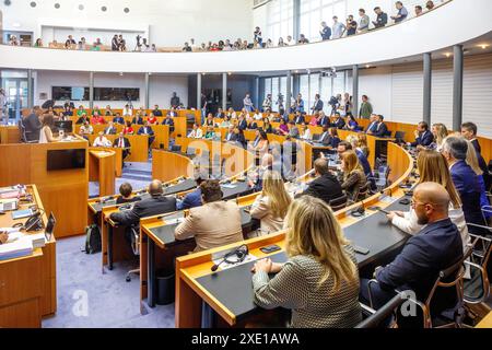 Bruxelles, Belgio. 25 giugno 2024. Immagine della prima sessione plenaria con cerimonia di giuramento al parlamento di Bruxelles, martedì 25 giugno 2024. BELGA FOTO HATIM KAGHAT credito: Belga News Agency/Alamy Live News Foto Stock