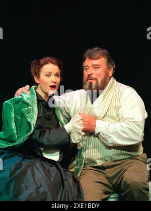 Helen Anker (Louisa), Brian Blessed (Mr Thomas Gradgrind) in HARD TIMES The Musical at the Theatre Royal Haymarket, Londra SW1 06/06/2000 adattamento da Charles Dickens di Christopher Tookey & Hugh Thomas design: Gemma Fripp illuminazione: Zerlina Hughes coreografia: Craig Revel Horwood regista: Christopher Tookey Foto Stock