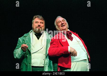 l-r: Brian Blessed (Mr Thomas Gradgrind), Roy Hudd (Mr Samuel Sleary) in HARD TIMES The Musical at the Theatre Royal Haymarket, Londra SW1 06/06/2000 adattamento da Charles Dickens di Christopher Tookey & Hugh Thomas design: Gemma Fripp lighting: Zerlina Hughes coreografia: Craig Revel Horwood regista: Christopher Tookey Foto Stock