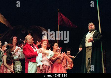 Front center: Roy Hudd (Mr Samuel Sleary), Ann Emery (Mrs Sleary) destra: Brian Blessed (Mr Charles Dickens) in HARD TIMES The Musical al Theatre Royal Haymarket, Londra SW1 06/06/2000 adattamento da Charles Dickens di Christopher Tookey & Hugh Thomas design: Gemma Fripp illuminazione: Zerlina Hughes coreografia: Craig Revel Horwood regista Christopher Tookey Foto Stock