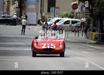 O.S.C.A. S 187 - 750 1956 su una vecchia auto da corsa nel rally mille miglia 2023 Foto Stock