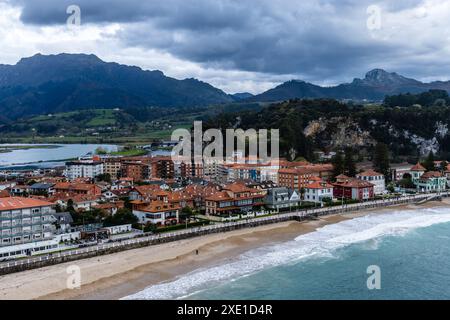 Ribadesella, Spagna - 27 marzo 2024: Panoramica di Ribadesella. Vista della città turistica e della spiaggia di Ribadesella nelle Asturie Foto Stock