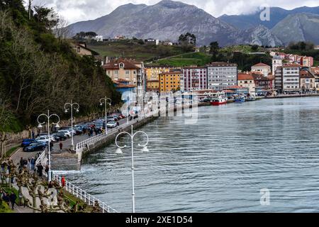 Ribadesella, Spagna - 27 marzo 2024: Panoramica di Ribadesella. Vista della città turistica e della spiaggia di Ribadesella nelle Asturie Foto Stock