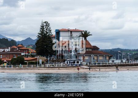 Ribadesella, Spagna - 27 marzo 2024: Panoramica di Ribadesella. Vista della città turistica e della spiaggia di Ribadesella nelle Asturie Foto Stock