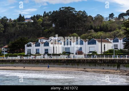 Ribadesella, Spagna - 27 marzo 2024: Panoramica di Ribadesella. Vista della città turistica e della spiaggia di Ribadesella nelle Asturie Foto Stock