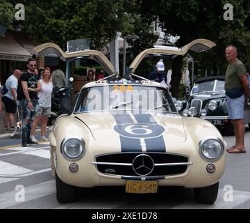 MERCEDES BENZ 300 SL W198 1954 su una vecchia auto da corsa nel rally mille miglia 2023 Foto Stock