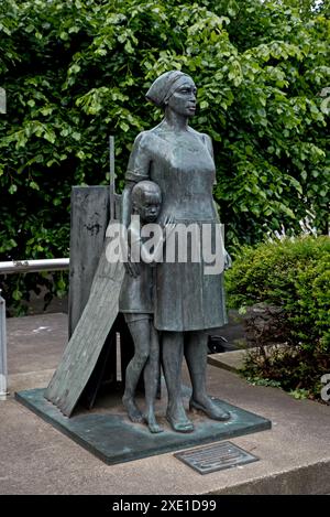 "Donna e bambino" statua di Anne Davidson su Lothian Road, Edimburgo, Scozia, Regno Unito. Foto Stock