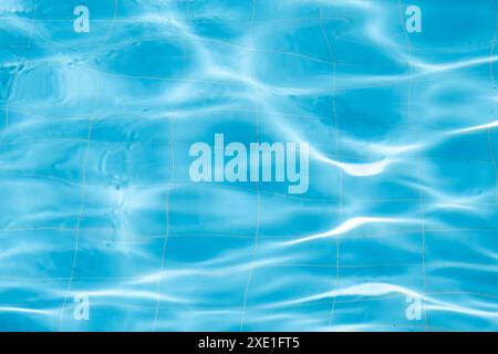 Fondo d'acqua, ondulazione e flusso con onde. Piscina estiva blu Foto Stock