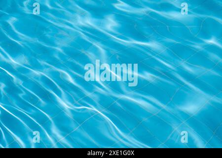 Fondo d'acqua, ondulazione e flusso con onde. Piscina estiva blu Foto Stock