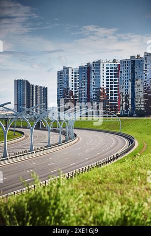 Superstrada vuota del diametro occidentale ad alta velocità in st. pietroburgo con il bel tempo, prati verdi lungo la strada, nuovo re Foto Stock