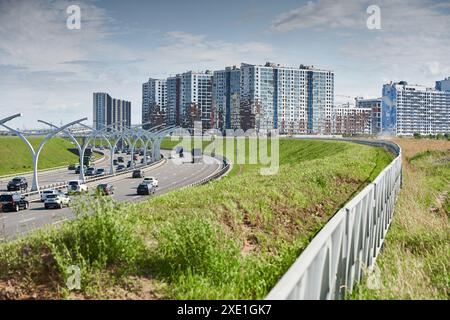 Russia, St. Petersburg, 7 luglio 2023: Autostrada del diametro occidentale ad alta velocità con il sole limpido, prati verdi lungo il Foto Stock