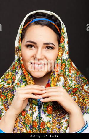 Bella donna Ucraina adulta in costume nazionale. Attraente donna Ucraina che indossa in tradizionale ricamo ucraino, a. Foto Stock