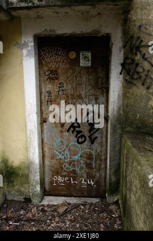 Vecchia porta del bunker a Monterosso, in Italia. Scritti e graffiti su pareti e porte. Foto Stock