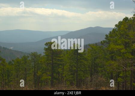 Le Ouachita Mountains in Oklahoma si vedono dalla Talimena Scenic Drive Foto Stock