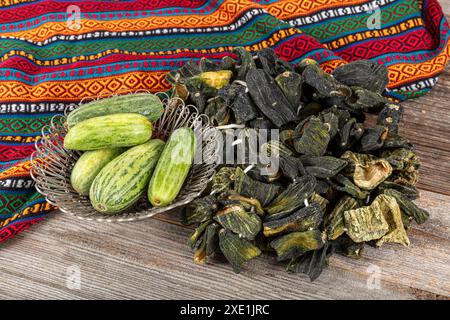 Cetriolo secco di tacchino ripieno di carne macinata, riso, erbe e spezie. Il cetriolo ripieno è un piatto tradizionale turco di Gaziantep. Nome locale Foto Stock