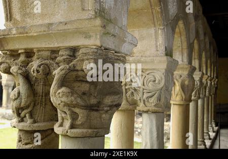 Capitelli a chiostro romanico della chiesa collegiata. Santillana del Mar Cantabria, SPAGNA Foto Stock